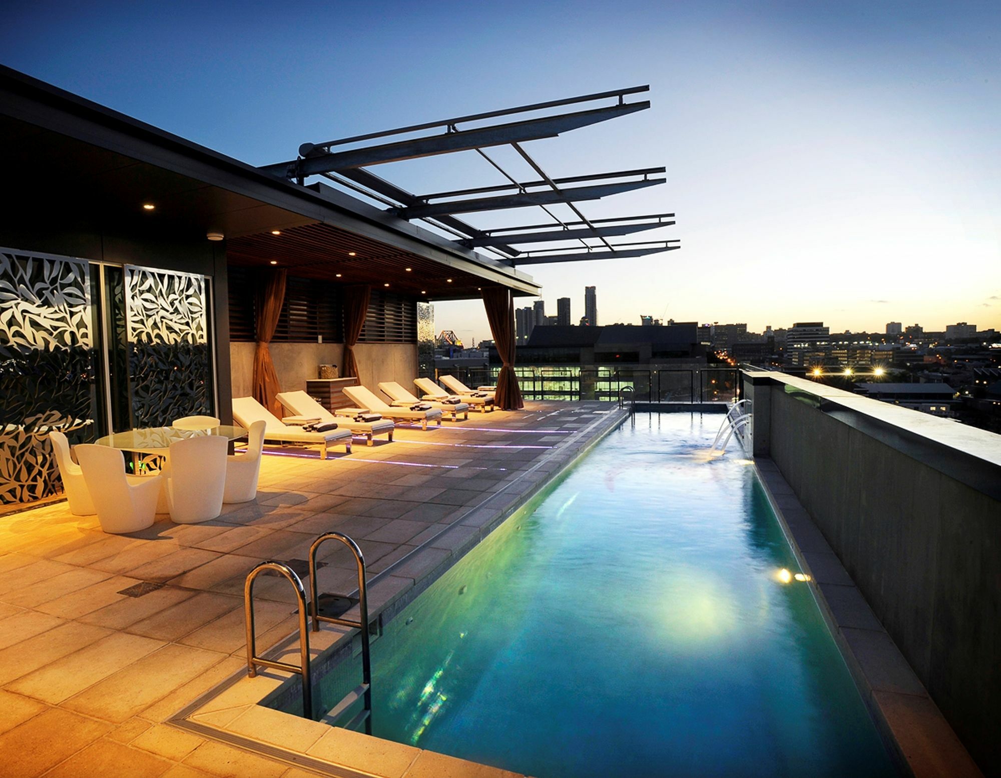 Ovolo The Valley Brisbane Bagian luar foto Rooftop pool at the hotel